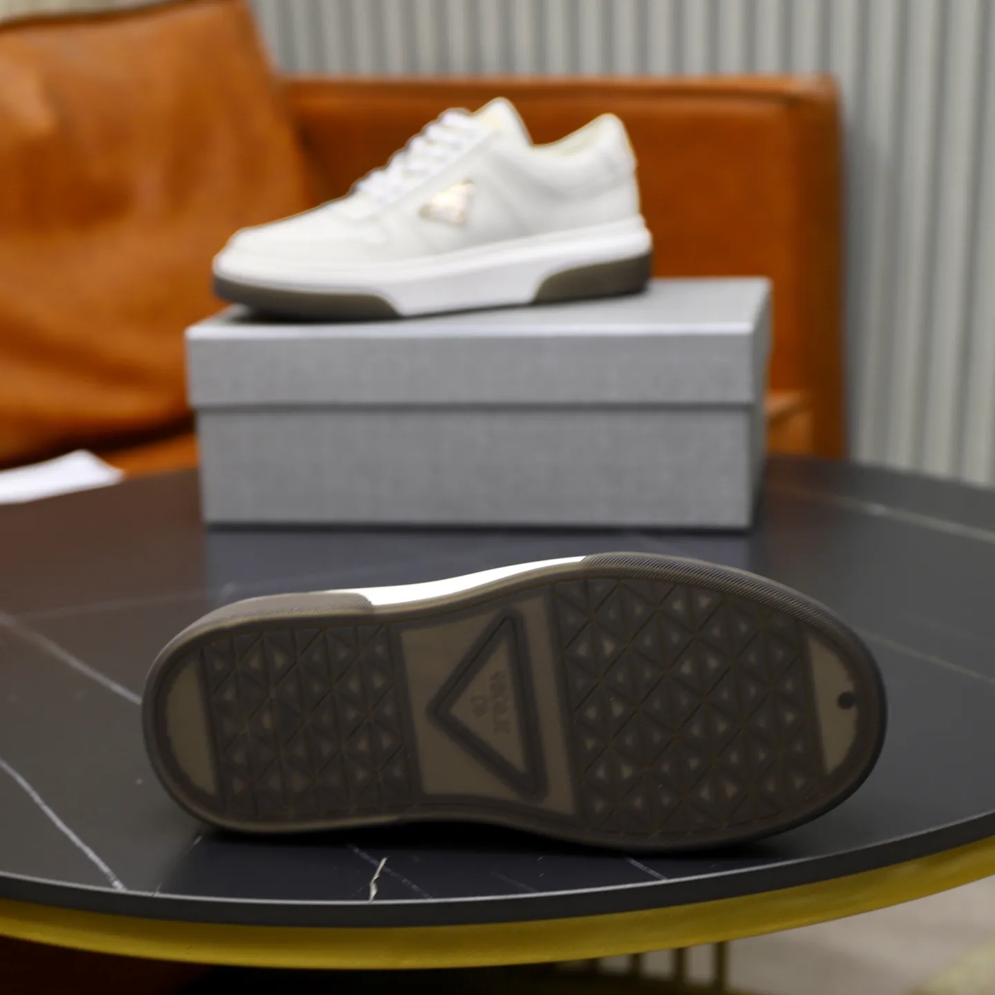 Factory price: 720💰Top original order Brand: PRADA (Prada) Standard code: Men's size 38/44 (45 can be customized) Grade: Same as the official website Material: Original cowhide stitching imported cowhide lining Original combination two-color wear-resistant soft outsole Style category: Leisure and sports version Young fashion European and American trend British style Color: Actual picture color